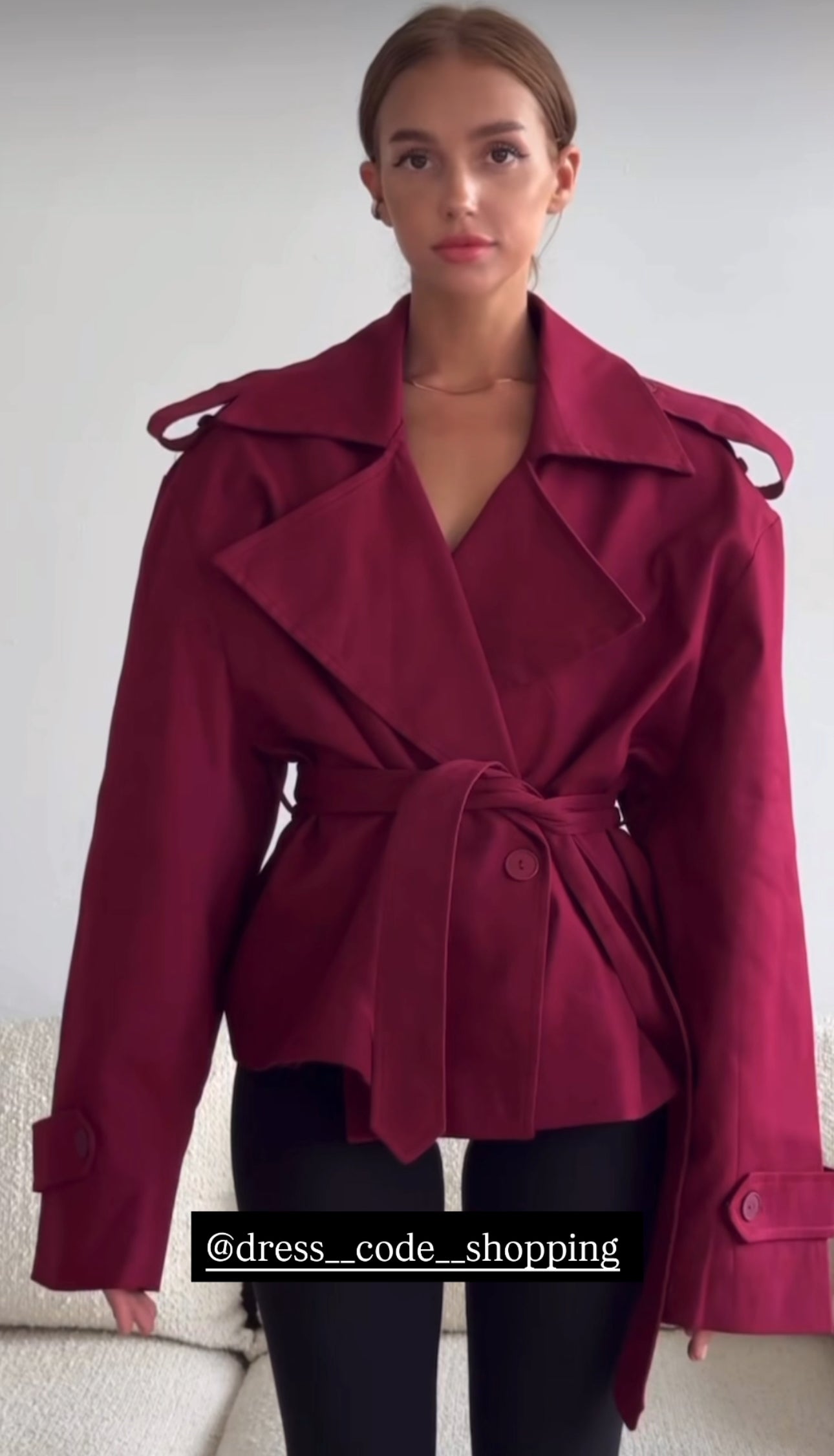 Trench ERIKA Un capo intramontabile dal taglio moderno. Questo trench corto presenta revers ampi, dettagli strutturati e cintura in vita per valorizzare la silhouette. Perfetto da indossare su look casual o eleganti, ideale per la mezza stagione
