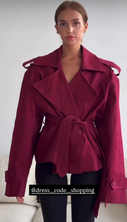 Trench ERIKA Un capo intramontabile dal taglio moderno. Questo trench corto presenta revers ampi, dettagli strutturati e cintura in vita per valorizzare la silhouette. Perfetto da indossare su look casual o eleganti, ideale per la mezza stagione