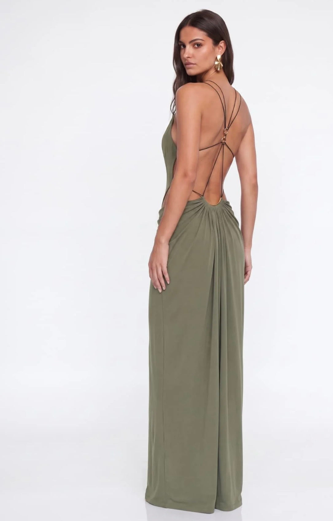 Abito Lungo Chérie – Cut-Out & Anello Gioiello Oro Sinonimo di eleganza magnetica e fascino contemporaneo.