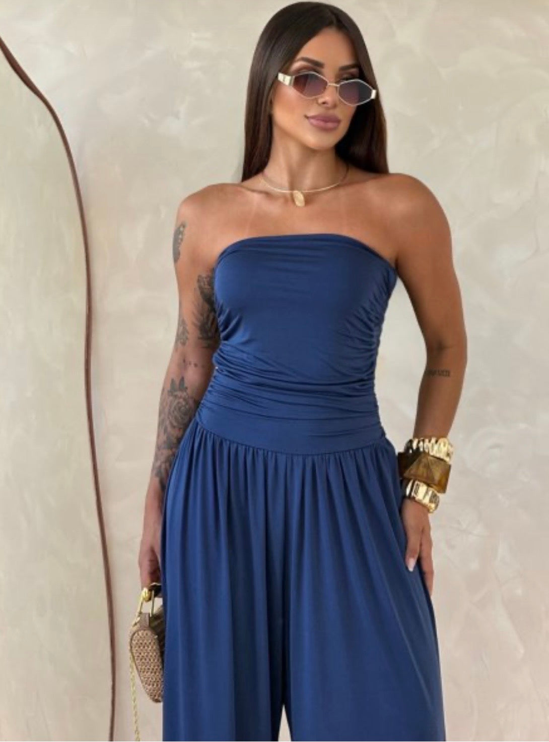 Jumpsuite Valentina Foulard in OMAGGIO
Aggiungi un tocco di freschezza al tuo guardaroba con questa splendida tuta intera.Un capo versatile che unisce la comodità del taglio a palazzo all'eleganza del top a fascia.