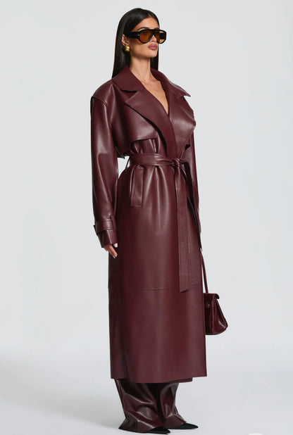 Trench ANITA in eco-pelle con cintura Un look deciso e sofisticato, perfetto per chi ama uno stile contemporaneo e audace.