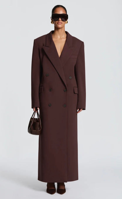L'Outfit Completo Elegante: Tailleur Sartoriale & Cappotto Lungo coordinato⁠ Il perfetto connubio tra potenza e raffinatezza sartoriale. Un look completo pensato per la donna moderna che desidera un'eleganza impeccabile, dal mattino alla sera.