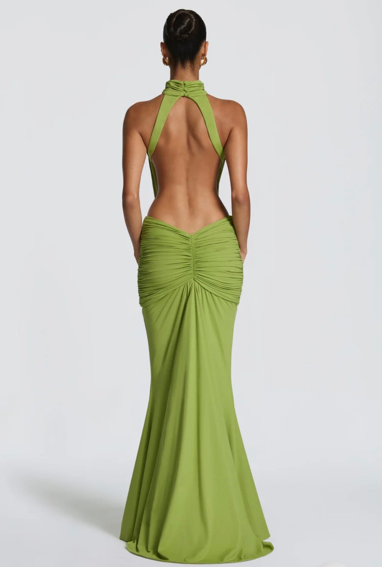 Abito Sofia Caratterizzato da una silhouette a sirena che valorizza le forme, questo modello unisce un sofisticato collo alto a un audace gioco di drappeggi e intagli cut-out sui fianchi.