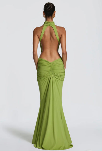 Abito Sofia Caratterizzato da una silhouette a sirena che valorizza le forme, questo modello unisce un sofisticato collo alto a un audace gioco di drappeggi e intagli cut-out sui fianchi.