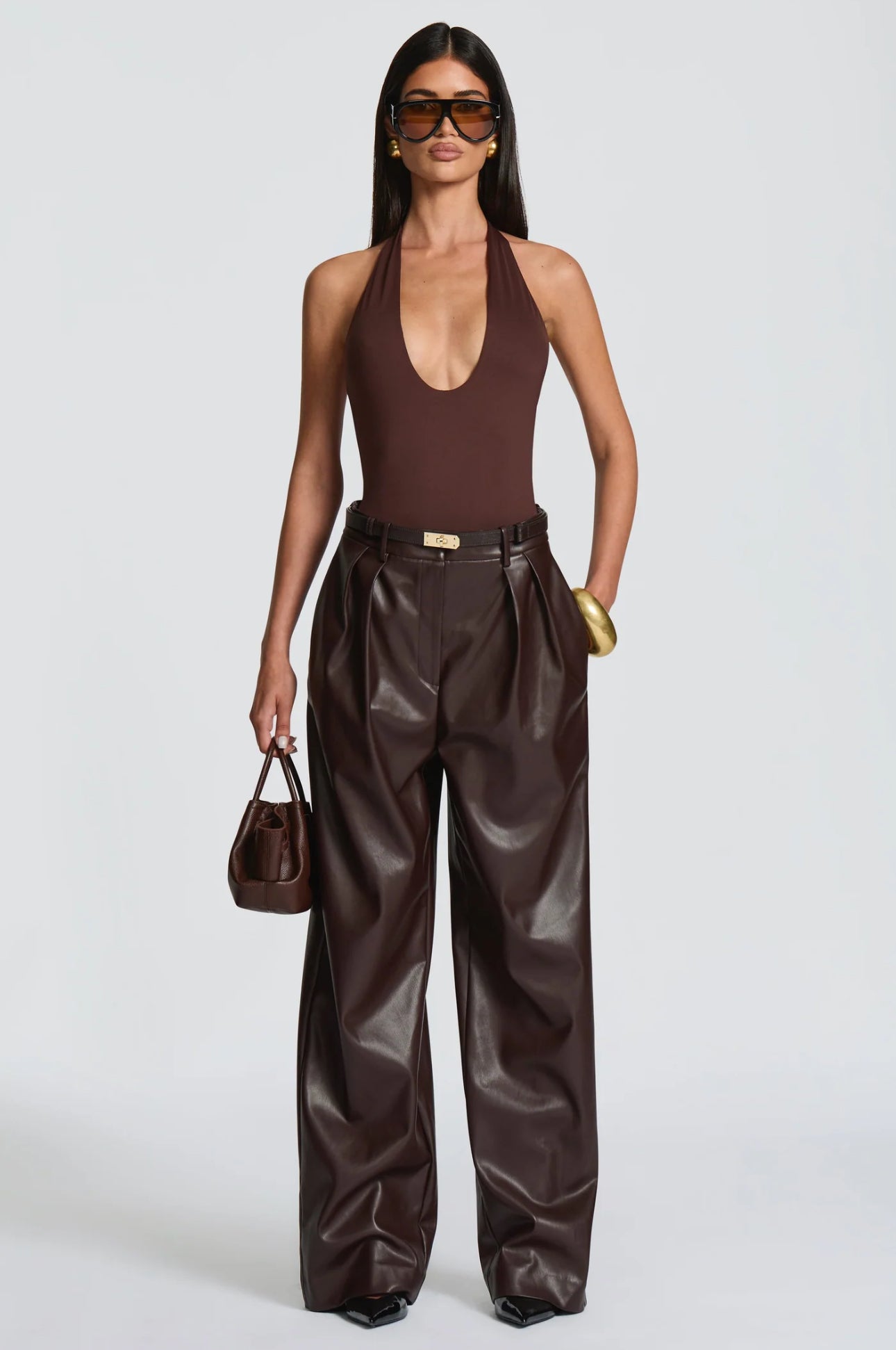 Pantaloni ANITA in eco-pelle a vita alta dal taglio ampio.Un look deciso e sofisticato, perfetto per chi ama uno stile contemporaneo e audace.