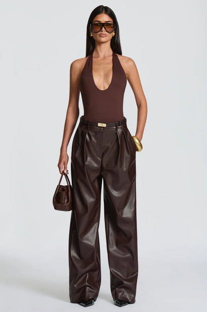 Pantaloni ANITA in eco-pelle a vita alta dal taglio ampio.Un look deciso e sofisticato, perfetto per chi ama uno stile contemporaneo e audace.