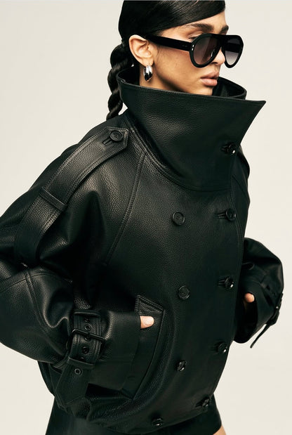 Eleva il tuo stile urbano con questo iconico giubbotto biker bomber oversize. Un capo che fonde la grinta della giacca in pelle al design d'avanguardia: caratterizzato da un imponente collo alto strutturato, allacciatura al petto