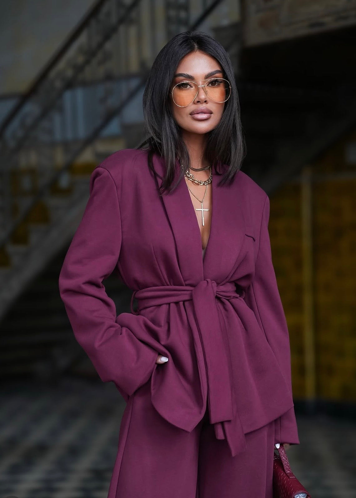 Completo SAMIRA Caldo, elegante e dal carattere contemporaneo. Questo completo due pezzi è realizzato in morbido cotone invernale, un tessuto avvolgente e confortevole perfetto per affrontare la stagione fredda con stile senza rinunciare alla comodità.