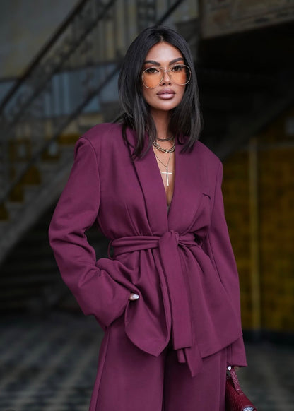 Completo SAMIRA Caldo, elegante e dal carattere contemporaneo. Questo completo due pezzi è realizzato in morbido cotone invernale, un tessuto avvolgente e confortevole perfetto per affrontare la stagione fredda con stile senza rinunciare alla comodità.