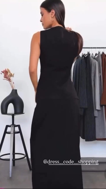 Tailleur ANTONELLA elegante in stile sartoriale è composto da un gilet senza maniche con scollo a V e chiusura a bottoni frontali. La gonna lunga e dritta si abbina perfettamente al gilet, creando un look sofisticato e minimalista