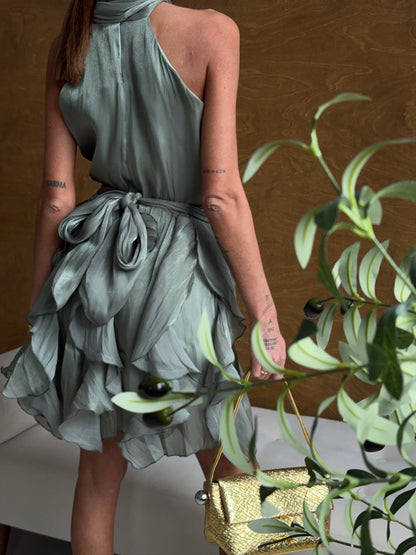 Abito Rouches midi dress con scollo all'americana, collo con fiocco e gonna a cascata di rouches multistrato pensato per chi vuole essere al centro della scena senza sforzo. La silhouette fluida e il tessuto leggero lo rendono perfetto