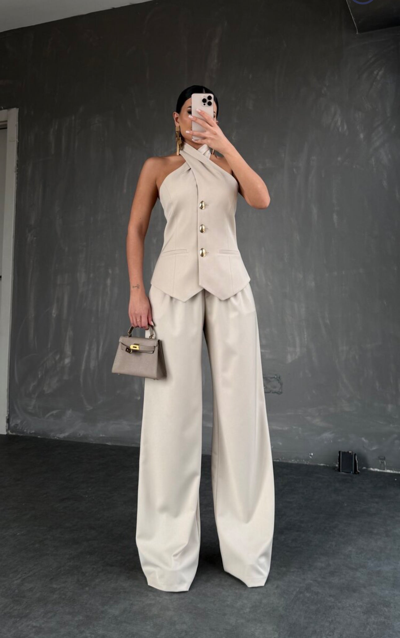 Setcord CRISTINA  composto da un top senza maniche con collo all'americana e pantaloni a gamba larga. Il top presenta una chiusura frontale con tre bottoni dorati