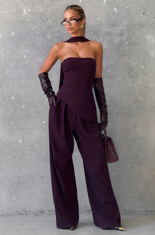 Coordinato Sara il corsetto senza spalline con fascia al collo valorizza il décolleté e definisce la silhouette con linee pulite e moderne. I pantaloni a vita alta, dal taglio fluido, slanciano la figura e completano il look con raffinata eleganza