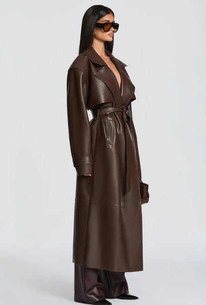 Trench ANITA in eco-pelle con cintura Un look deciso e sofisticato, perfetto per chi ama uno stile contemporaneo e audace.