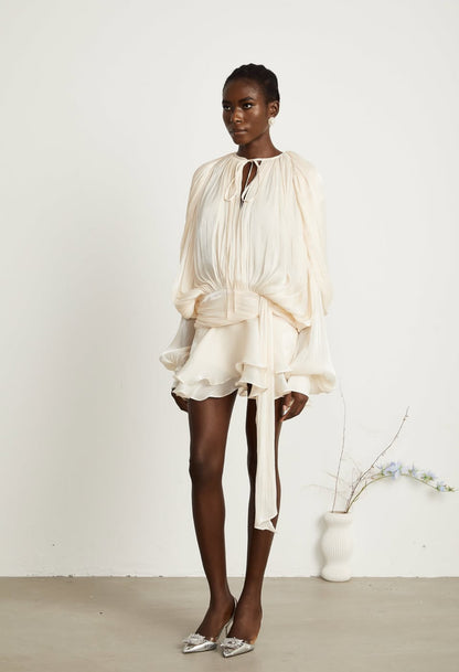 Mini dress CHARLOTTE in dettaglio plissettato su tutto l’abito, manica a sbuffo, elastico sul retro, spallina interna piu pantaloncino non fartelo scappare