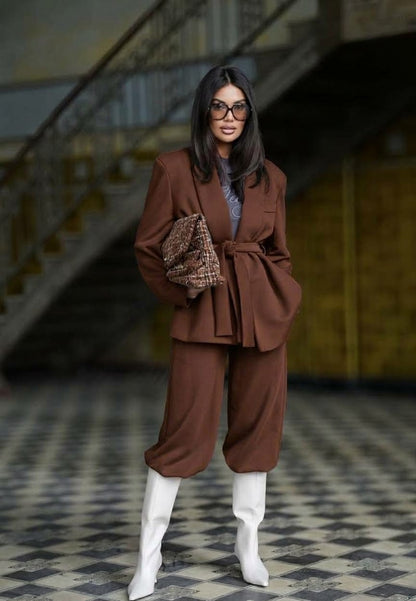 Completo SAMIRA Caldo, elegante e dal carattere contemporaneo. Questo completo due pezzi è realizzato in morbido cotone invernale, un tessuto avvolgente e confortevole perfetto per affrontare la stagione fredda con stile senza rinunciare alla comodità.