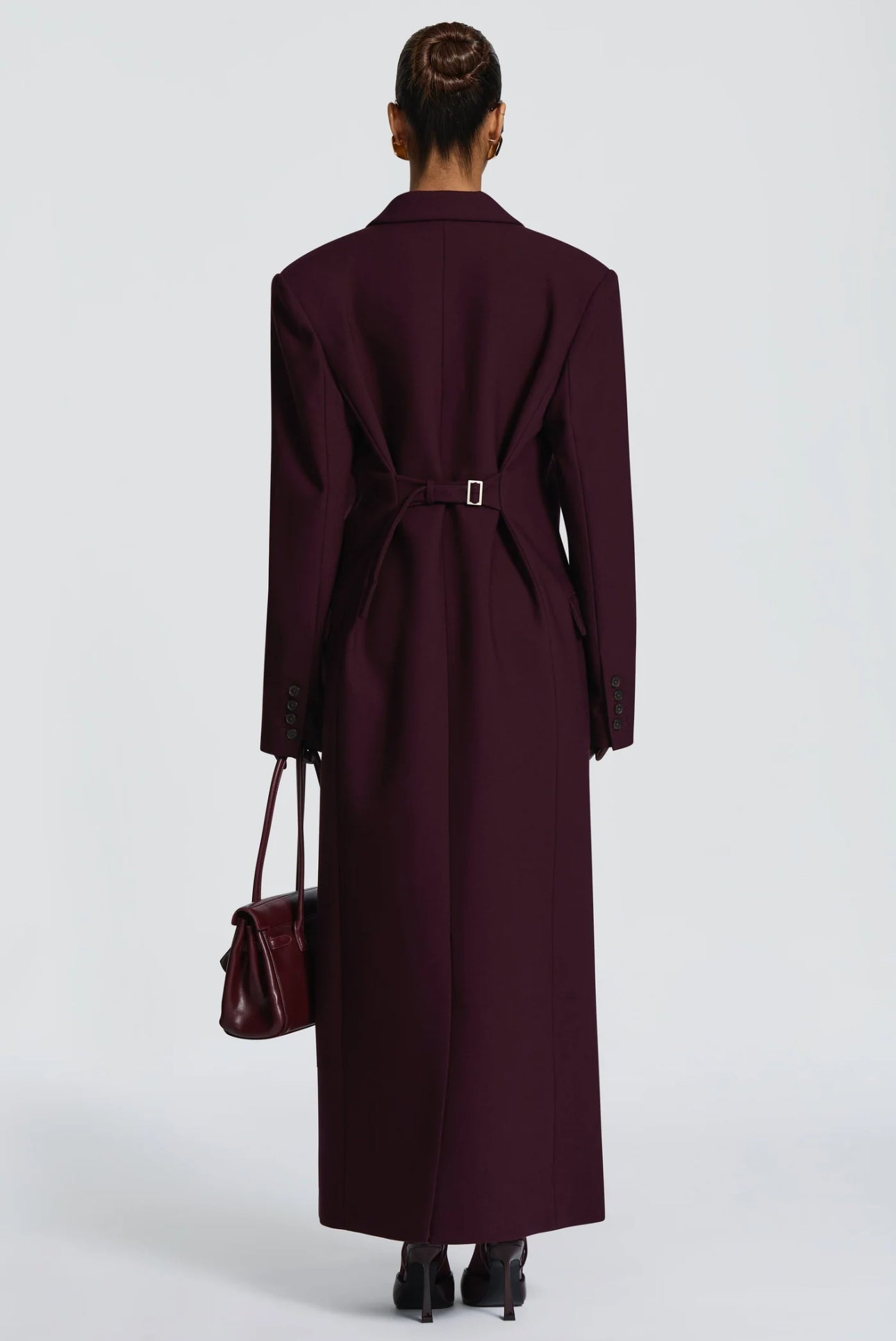Cappotto ISABELLA  lungo dal taglio sartoriale con design doppiopetto e spalle strutturate. Elegante e versatile, perfetto per completare look sofisticati nelle giornate più fredde.