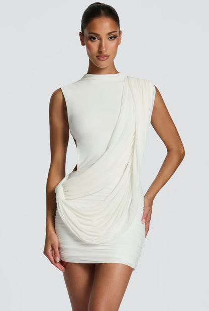 Mini Dress Nadia Un abito che cattura lo sguardo da ogni angolazione. Questo mini dress in raffinato unisce sensualità e classe in un design moderno e sofisticato.