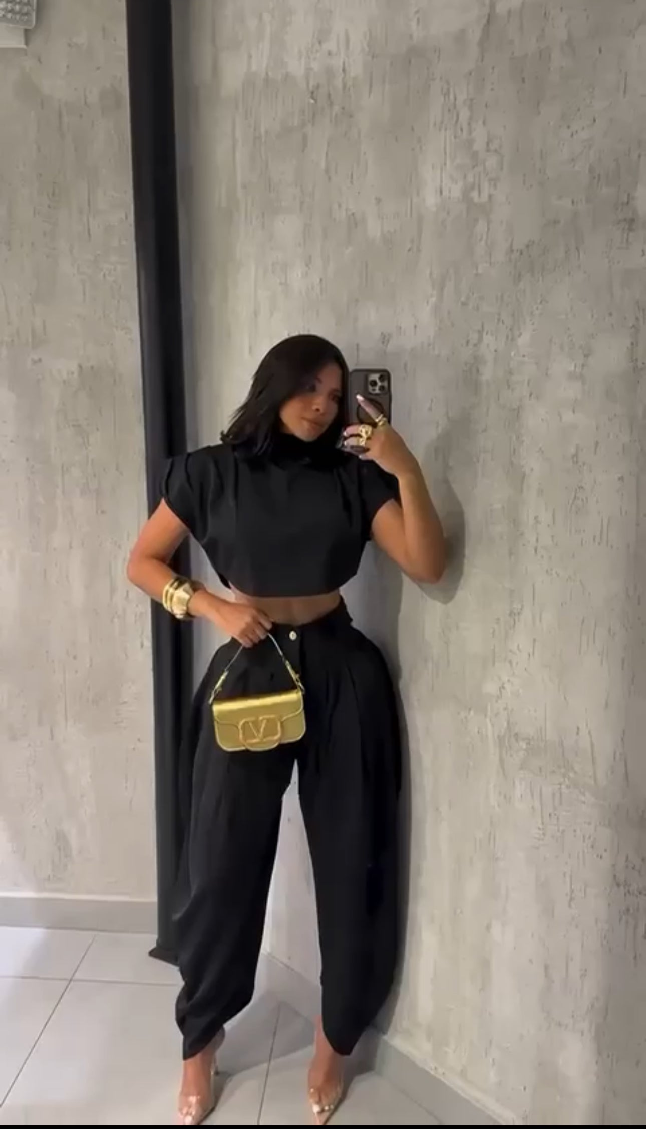 Set PRAGA Completo elegante composto da crop top a collo alto e pantaloni palazzo morbidi con pieghe frontali. Realizzato in tessuto fluido e leggero per una vestibilità confortevole e chic.