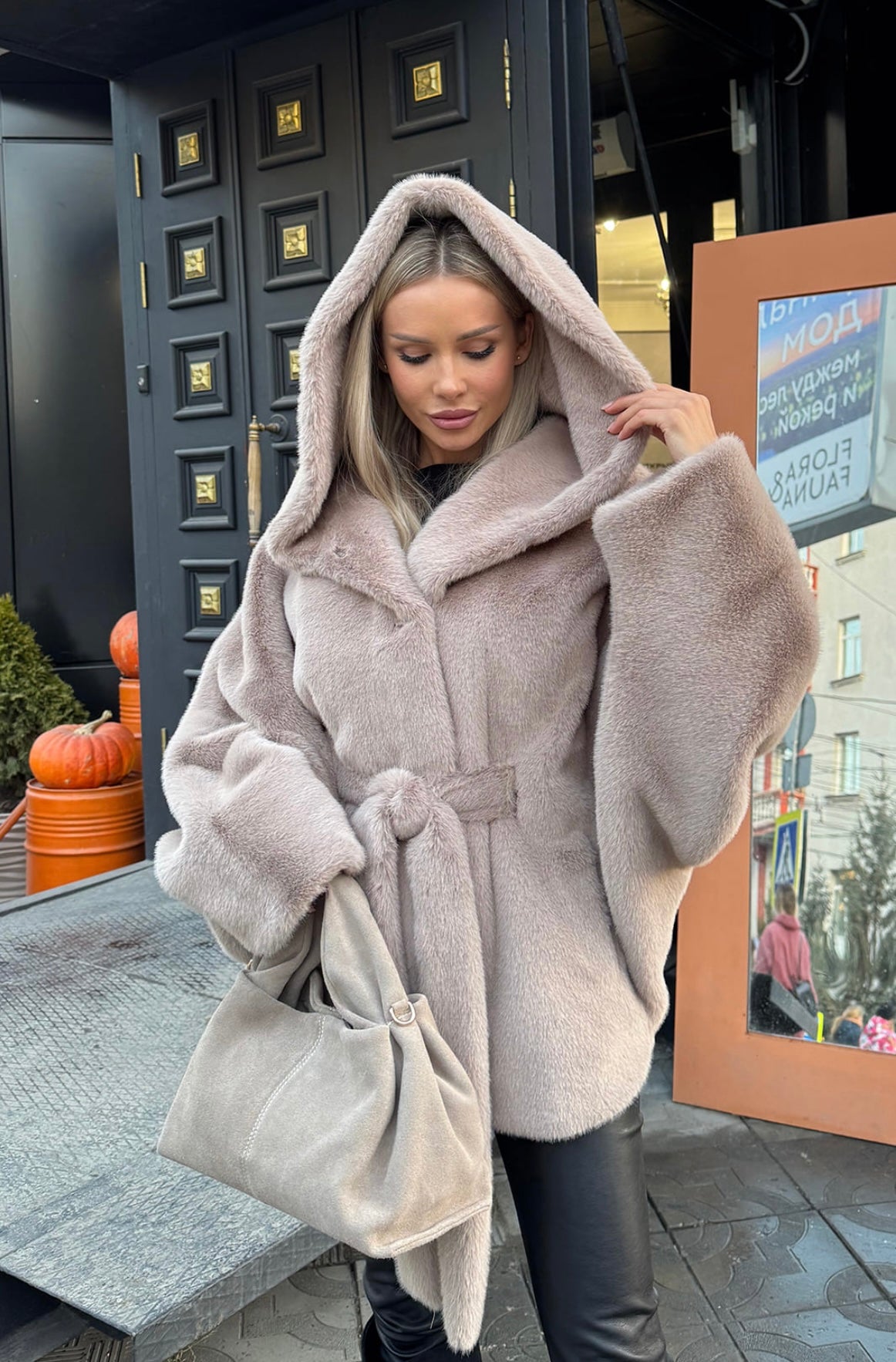 Pelliccia con cappuccio DANIELA Realizzato in morbida pelliccia in visone ecologico premium, garantisce calore e stile nelle giornate più fredde.
Il taglio Midi e la vestibilità regolare lo rendono perfetto sia per il giorno che per la sera.