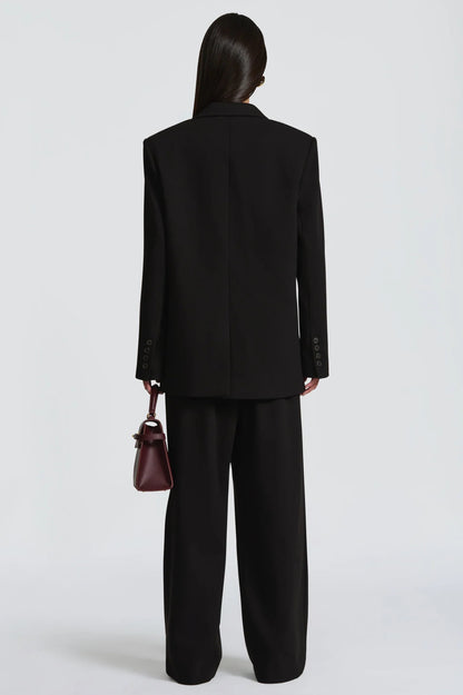 Tailleur ELEONORA Completo elegante composto da giacca oversize, pantaloni a palazzo e top coordinato. Un look moderno e sofisticato, perfetto per eventi, serate chic o outfit di tendenza.