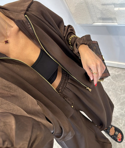 Coordinato PRISCILLA Completo elegante e versatile in tessuto satinato composto da giacca leggera oversize con zip e pantaloni ampi a vita alta con coulisse. Perfetto per look chic e confortevoli, dal giorno alla sera.