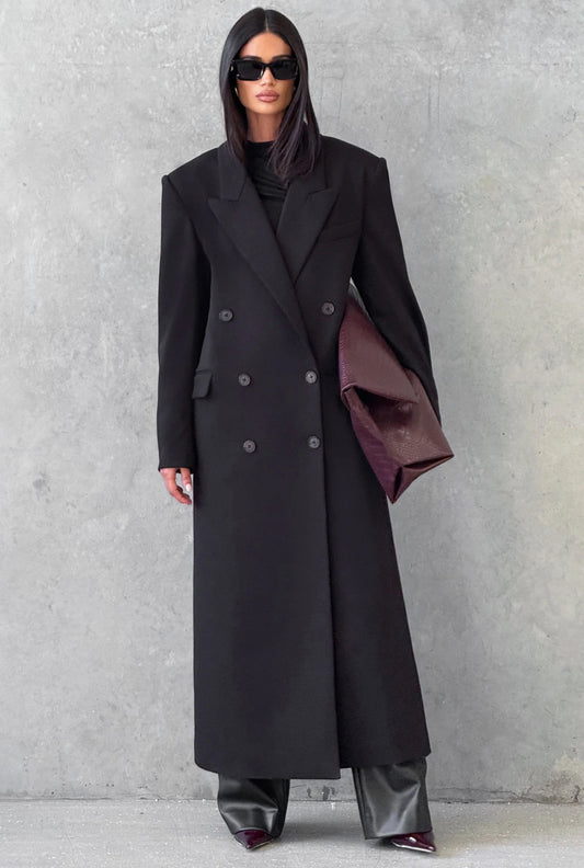 Cappotto ISABELLA  lungo dal taglio sartoriale con design doppiopetto e spalle strutturate. Elegante e versatile, perfetto per completare look sofisticati nelle giornate più fredde.