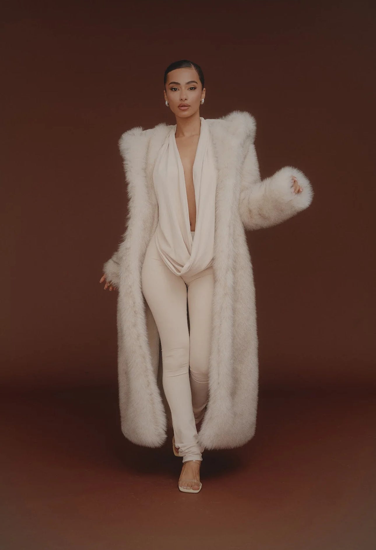 Pelliccia Giada in eco-pelliccia lunga
Eleganza e calore in un unico capo. Il cappotto Giada in eco-pelliccia premium unisce comfort e lusso, perfetto per le giornate più fredde.
Il taglio lungo e la linea morbida donano un effetto avvolgente e sofistica