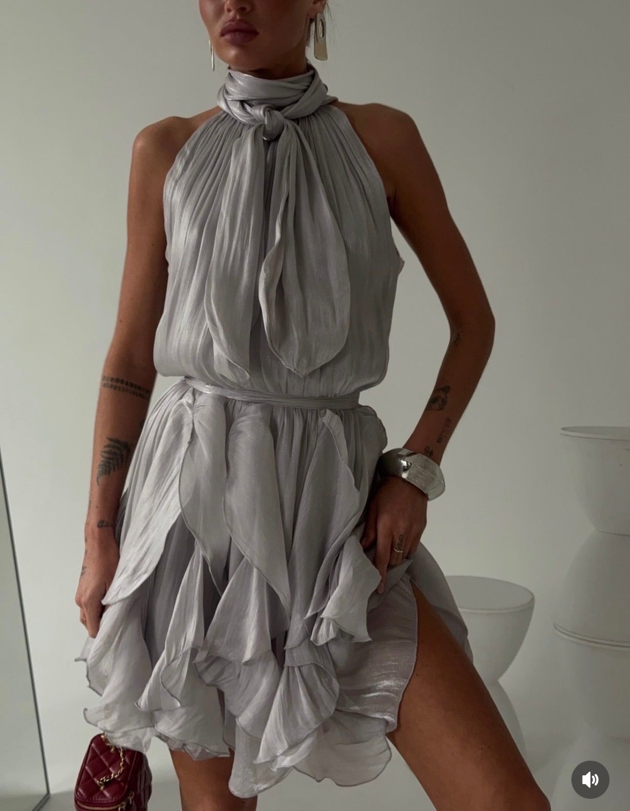 Abito Rouches midi dress con scollo all'americana, collo con fiocco e gonna a cascata di rouches multistrato pensato per chi vuole essere al centro della scena senza sforzo. La silhouette fluida e il tessuto leggero lo rendono perfetto
