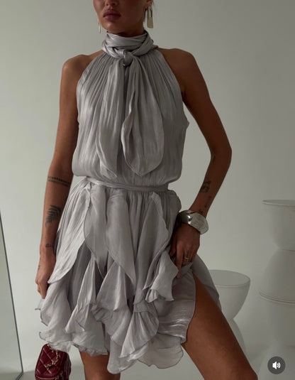 Abito Rouches midi dress con scollo all'americana, collo con fiocco e gonna a cascata di rouches multistrato pensato per chi vuole essere al centro della scena senza sforzo. La silhouette fluida e il tessuto leggero lo rendono perfetto