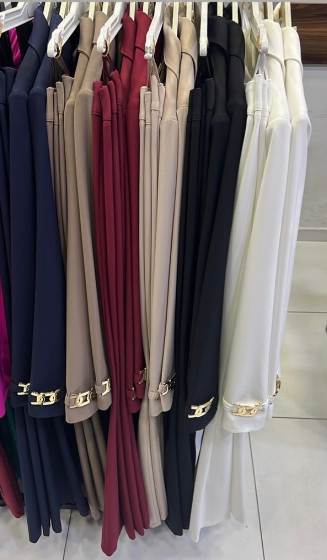 Tailleur Elisabetta dal design sofisticato e ultra femminile, perfetto per chi ama uno stile deciso ed elegante.