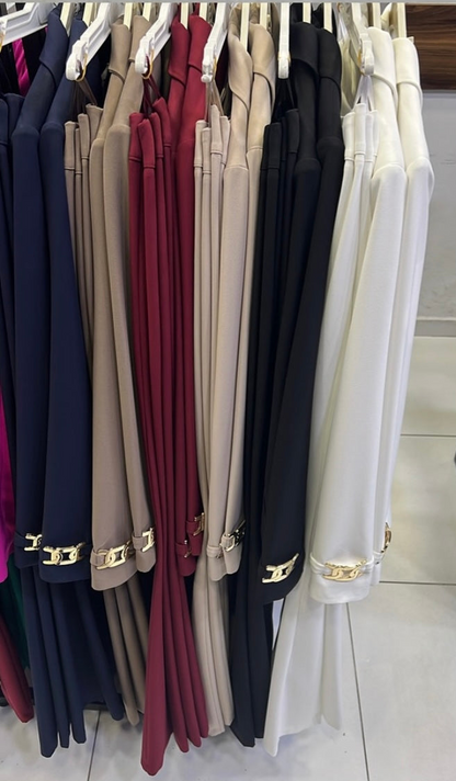 Tailleur Elisabetta dal design sofisticato e ultra femminile, perfetto per chi ama uno stile deciso ed elegante.