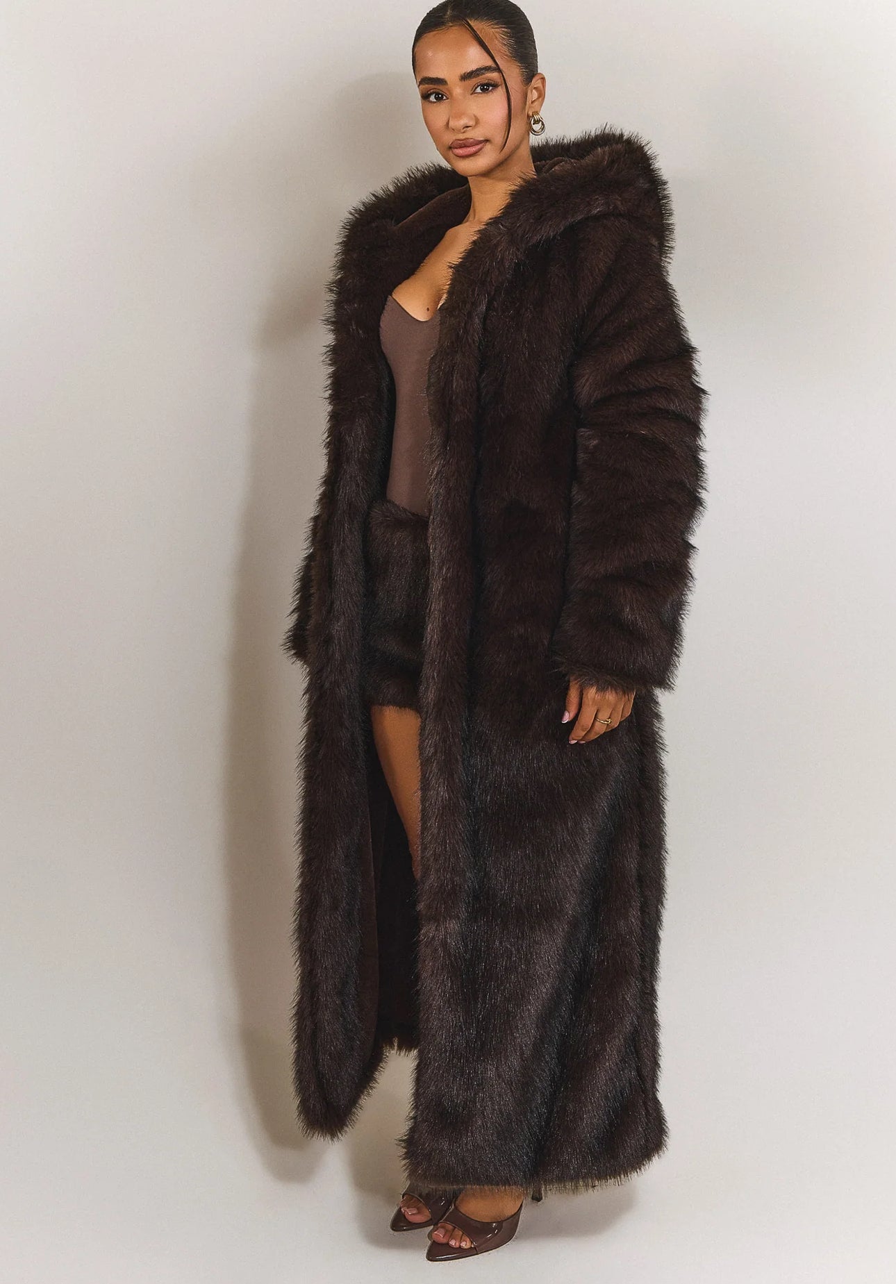 Pelliccia Giada in eco-pelliccia lunga
Eleganza e calore in un unico capo. Il cappotto Giada in eco-pelliccia premium unisce comfort e lusso, perfetto per le giornate più fredde.
Il taglio lungo e la linea morbida donano un effetto avvolgente e sofistica