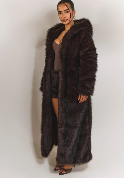 Pelliccia Giada in eco-pelliccia lunga
Eleganza e calore in un unico capo. Il cappotto Giada in eco-pelliccia premium unisce comfort e lusso, perfetto per le giornate più fredde.
Il taglio lungo e la linea morbida donano un effetto avvolgente e sofistica