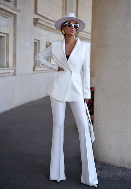 Tailleur Virginia Raffinato, deciso e senza tempo. Questo completo tailleur è pensato per la donna che ama distinguersi con classe e sicurezza. Il design sartoriale valorizza la silhouette, unendo linee pulite e dettagli contemporanei