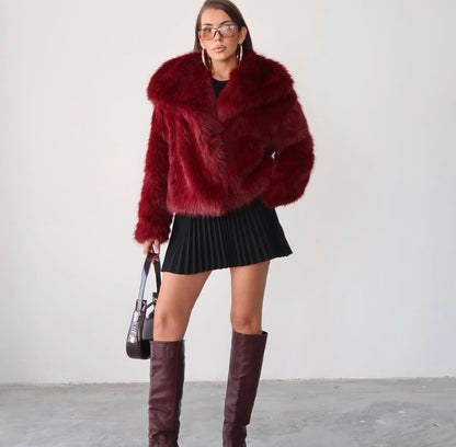 La Eco pelliccia ALESSANDRA è realizzata con materiali ecologici di alta qualità per garantire un look elegante e moderno. Il collo ampio e la chiusura frontale discreta la rendono pratica e versatile, perfetta per ogni occasione.