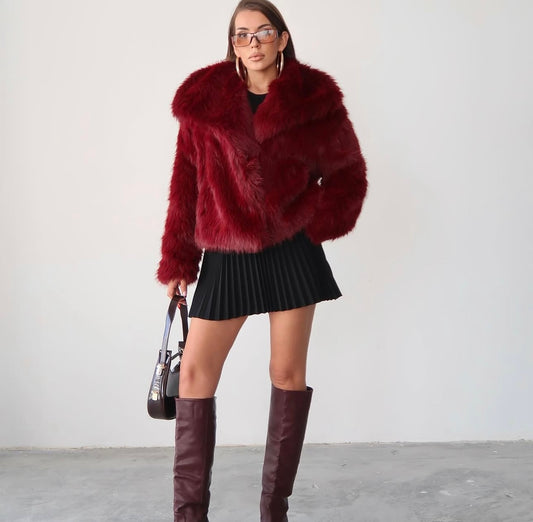 La Eco pelliccia ALESSANDRA è realizzata con materiali ecologici di alta qualità per garantire un look elegante e moderno. Il collo ampio e la chiusura frontale discreta la rendono pratica e versatile, perfetta per ogni occasione.