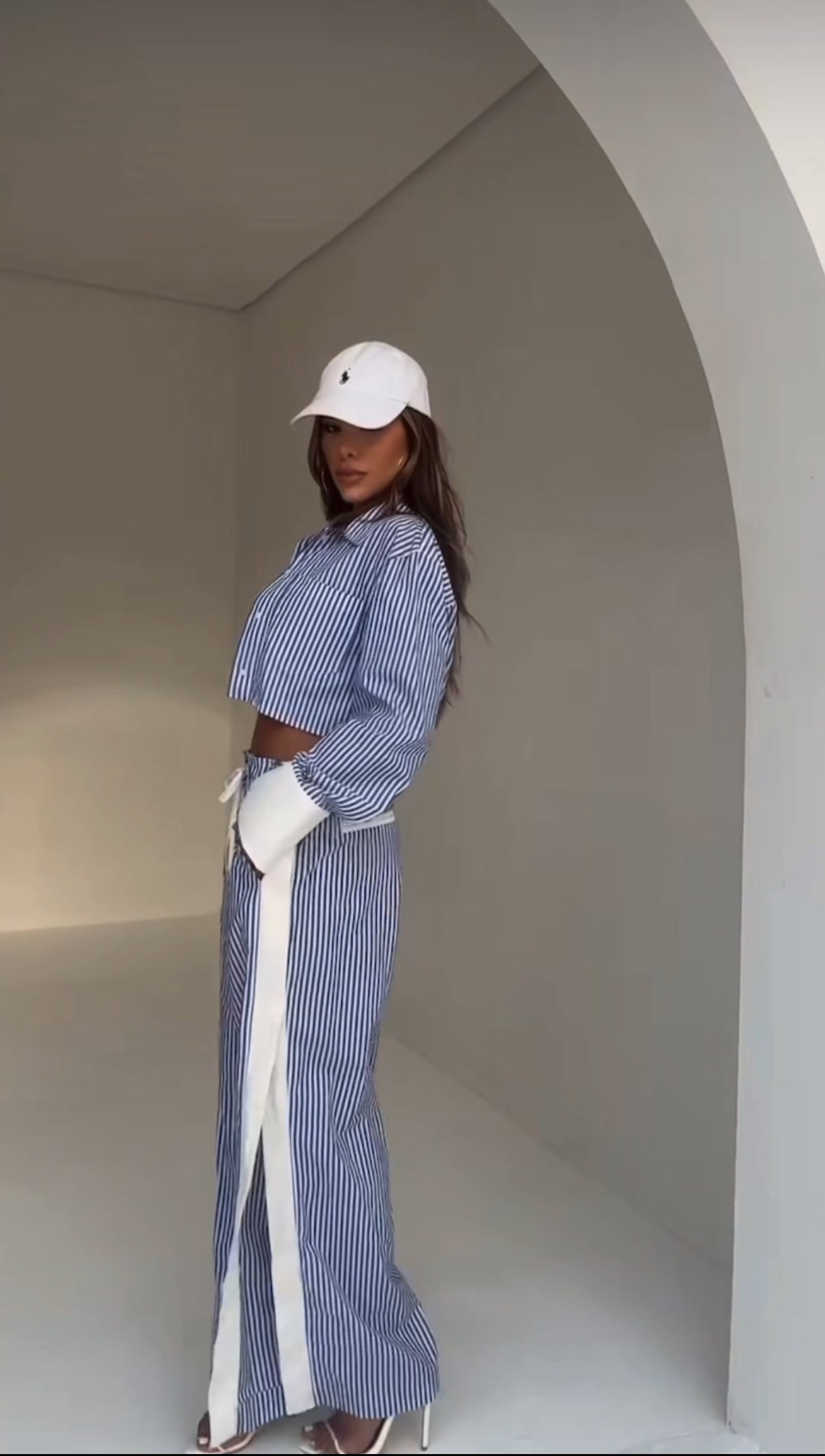 New Drop MARY questo completo in tessuto leggero a righe azzurre e bianche è composto da bralette, camicia oversize e pantaloni ampi con spacchi laterali. Realizzato in cotone misto, offre freschezza e comfort non fartelo scappare