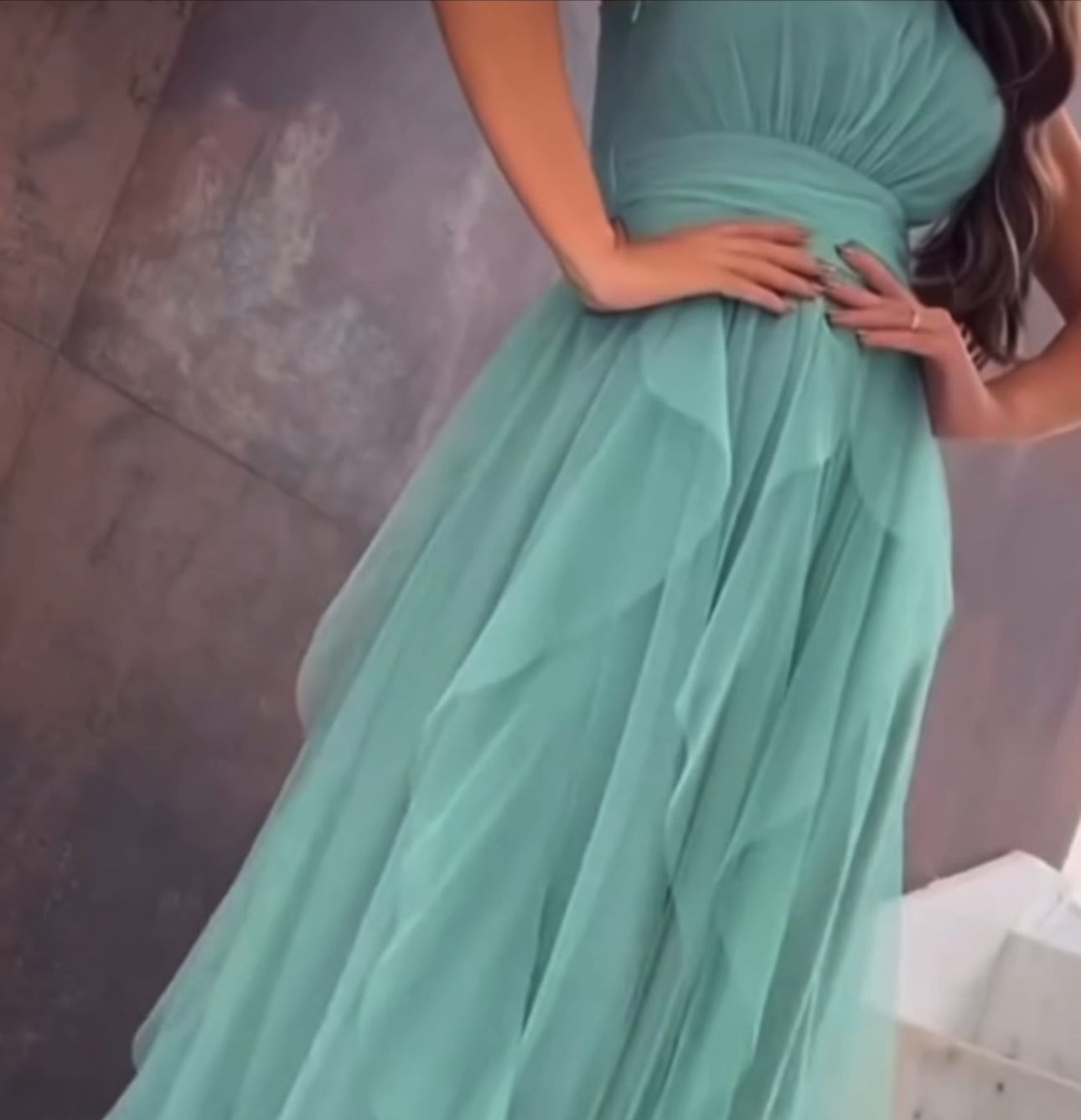 Vestito cerimonia Lucrezia in chiffon e velo con una fascia che valorizza la silhouette