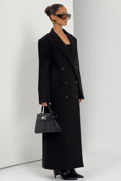 Cappotto ISABELLA  lungo dal taglio sartoriale con design doppiopetto e spalle strutturate. Elegante e versatile, perfetto per completare look sofisticati nelle giornate più fredde.