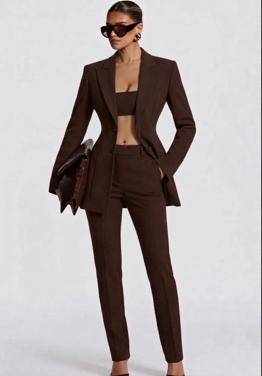 Tailleur ELEONORA SLIM in promozione Completo elegante composto da giacca avvitata slim pantaloni a sigaretta e top coordinato. Un look moderno e sofisticato, perfetto per eventi, serate chic o outfit di tendenza.