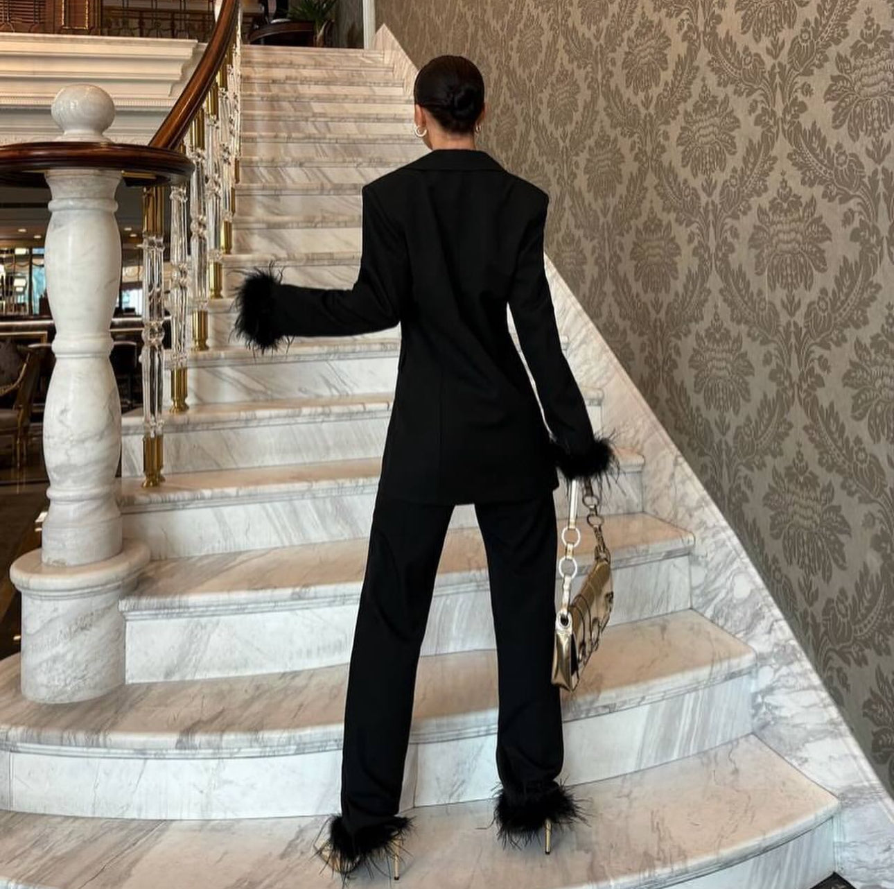 Tailleur Fulvia giacca pantaloni con dettagli in piume tessuto leggermente elasticizzato ottima vestibilita Made in Italy 🇮🇹