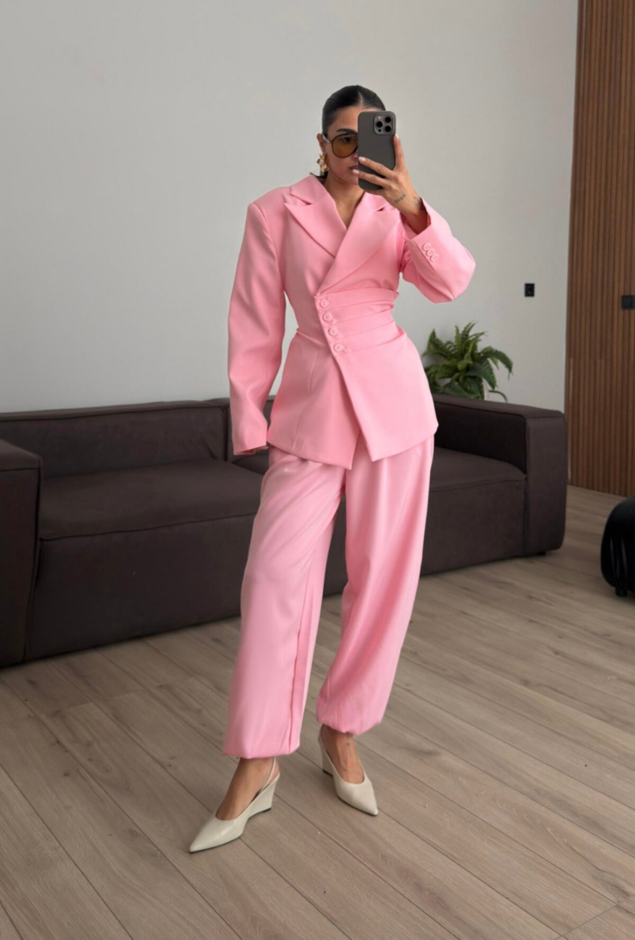Tailleur Samantha”in promo” composto da giacca sartoriale con spalle strutturate e chiusura incrociata. La cintura integrata con bottoni decorativi stringe il punto vita valorizzando la silhouette e creando un elegante effetto corsetto l pantalone fluido
