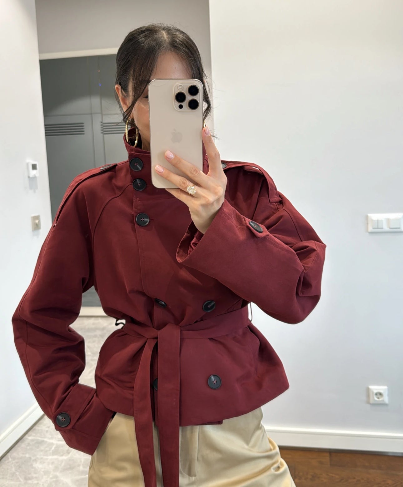 Trench MARCELLA in promo Elegante trench corto con cintura regolabile e bottoni a contrasto. Design moderno e versatile, perfetto per look casual o raffinati.