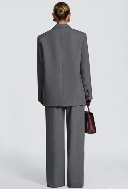 Tailleur ELEONORA Completo elegante composto da giacca oversize, pantaloni a palazzo e top coordinato. Un look moderno e sofisticato, perfetto per eventi, serate chic o outfit di tendenza.
