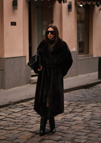 Pelliccia ecologica Vanessa Eleganza senza tempo e comfort assoluto.La pelliccia“Vanessa” è realizzato in morbida eco-pelliccia visone premium, con cintura in vita che valorizza la silhouette e dona un tocco raffinato e sofisticato.