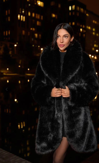 La pelliccia DIVA in visone ecologico ha un taglio ampio, con un colletto voluminoso che avvolge le spalle, donando un'aria sofisticata e ricercata trasmettendo uno stile
glamour e chic.