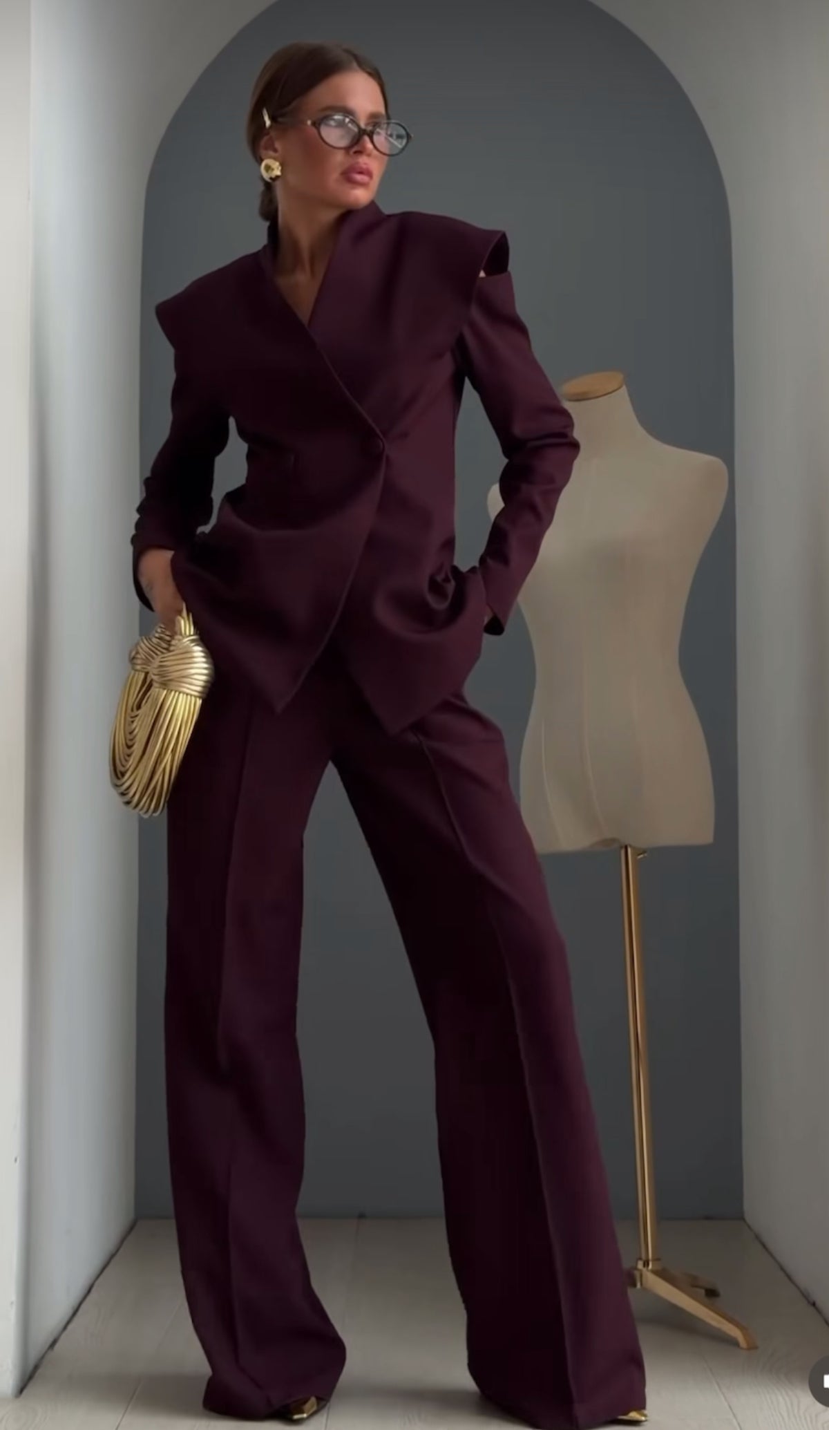 Tailleur MAVI questo completo tailleur è pensato per una donna che ama distinguersi. La giacca strutturata con spalle definite valorizza la figura, mentre i pantaloni a gamba ampia slanciano la silhouette.