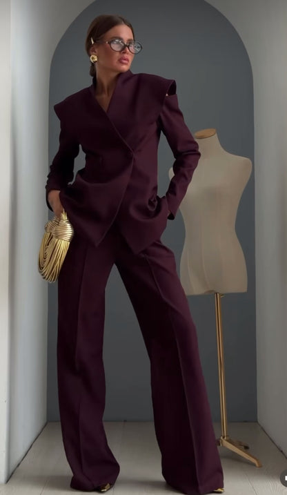 Tailleur MAVI questo completo tailleur è pensato per una donna che ama distinguersi. La giacca strutturata con spalle definite valorizza la figura, mentre i pantaloni a gamba ampia slanciano la silhouette.