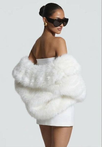 Crop Eco-Fur Jacket – Luxe Edition "Essenziale per la stagione fredda: caldo, leggero e irresistibilmente glam."
